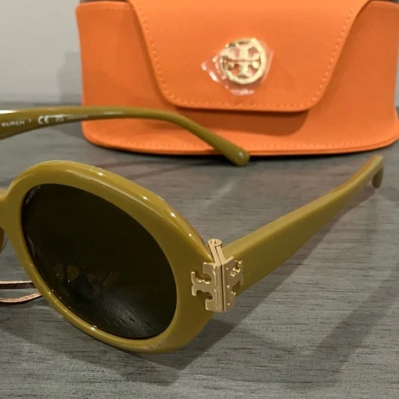 Chic Tory Burch Green Sunglasses with Orange Case - Picture 1 of 11